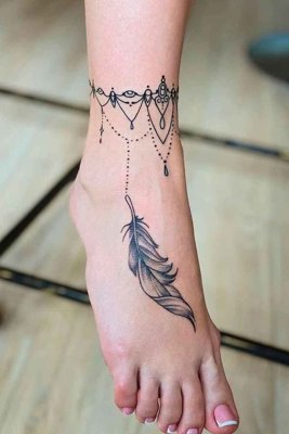 Tatouage plume avec une chaine de cheville